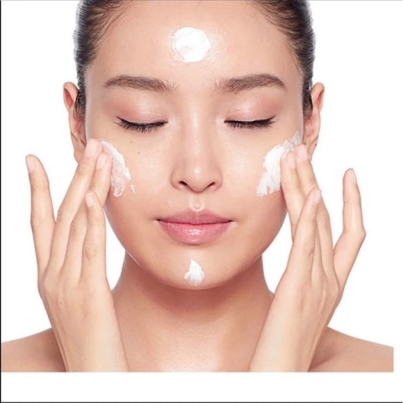 NEW Charlotte Tilbury Magic Moisturizer Mini’s - 2-Pack - Picture 3 of 7